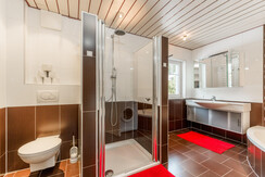 Badezimmer 2 mit Dusche, WC und Badewanne