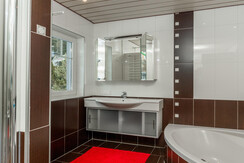 Badezimmer 2 mit großer Eckbadewanne
