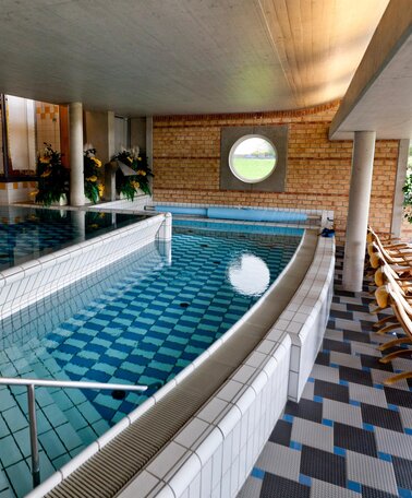 Pool mit Wasserfall und Sitzbank