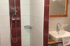 APP BH Dusche und WC für Zimmer mit Bett 140x200