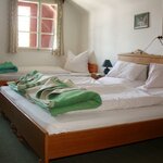 obrázek triple room with running hot/cold water