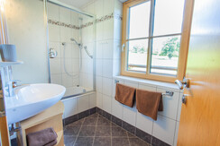 Badezimmer mit Badewannendusche