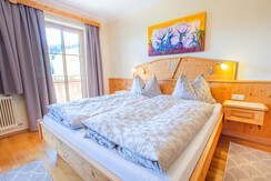 Doppelbett und Balkon