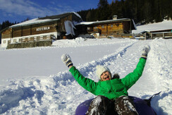 Diana lustig beim Reifenrutschen