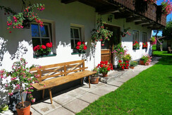 Sattlehnerhof Innenhof Blumen