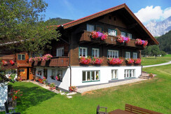 Sattlehnerhof Haus Innenhof Sommer