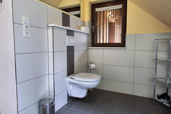 Ložnice s oddělenými postelemi a koupelnou