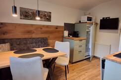 Küche_Tisch_Kühlschrank