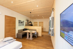 Wohnraum und Küche mit Zusatzbett