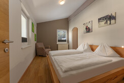 Schlafzimmer 1 mit Doppelbett