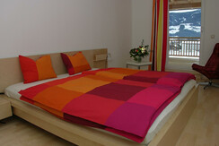 schlafzimmer rot schräg