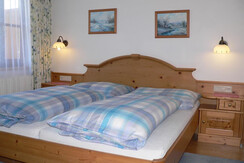 Schlafzimmer mit Ostbalkon