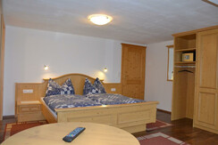 Familienzimmer mit Tresor