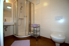 Badezimmer mit Dusche und Wc