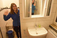 Badkamer met toilet en douche