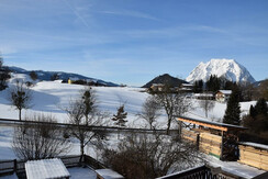 Winterblick auf Wiese und Berg