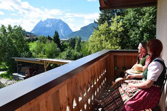 Výhled z balkonu směrem na jihozápad na horu Grimming