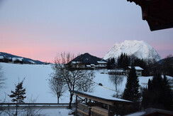 Výhled z balkonu směrem na jihozápad na horu Grimming