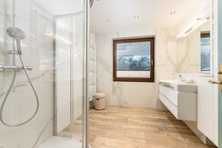 Badezimmer mit Dusche