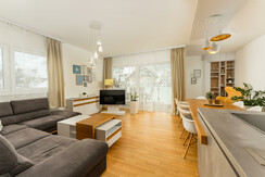 Top 4 - Wohnraum mit TV und Terrasse