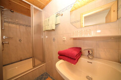 Bad mit Dusche und WC