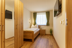 Bedroom with 2 single beds