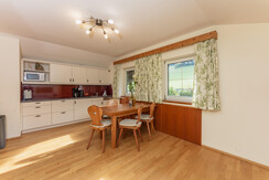 Fully eqipped kitchen with dining area