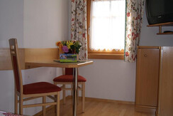 Stoffenbauer - Sitzgelegenheit im Zimmer