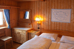 2 Bettzimmer mit Kinderbett