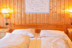 2 Bettzimmer mit Kinderbett