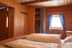 2 Bettzimmer mit Kinderbett