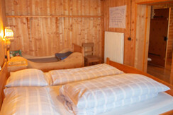 2 Bettzimmer mit Kinderbett