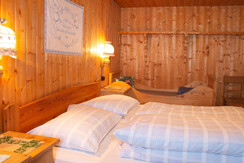 2 Bettzimmer mit Kinderbett