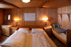 2 Bettzimmer mit Kinderbett