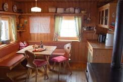 Küche mit Holzofen und Gasherd