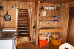 Küche mit Holzofen und Gasherd