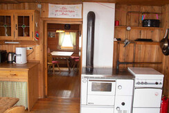 Küche mit Holzofen und Gasherd