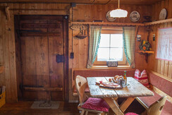 Küche mit Holzofen und Gasherd