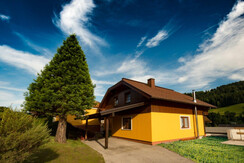 Nordansicht mit Parkplatz