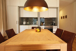 Moderne Küche und Essbereich