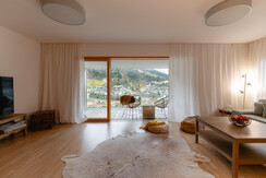 Wohnzimmer mit Loggiablick