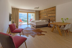 Helles Hotelzimmer mit Balkon