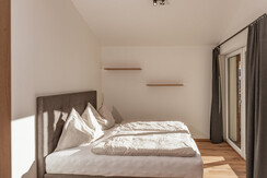 Hauptschlafzimmer mit direkten Balkon Zugang