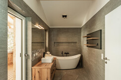 Hauptbadezimmer mit freistehender Badewanne