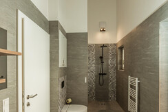 Badezimmer mit Dusche und Badewanne