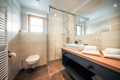 Badezimmer mit Dusche