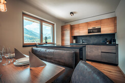 Vollausgestattete Wohnküche mit Weinkühlschrank