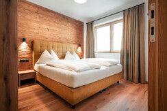 gorßzügiges Schlafzimmermit Boxspringbett