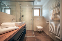 Hauptschlafzimmer mit Badezimmer en-suit