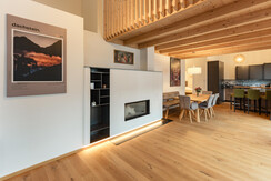 Großzügiger Wohnbereich mit Kamin